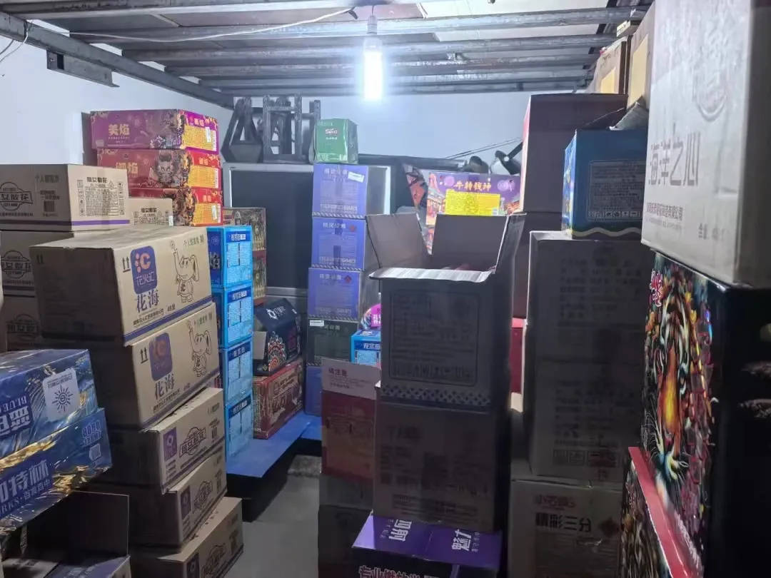 杭州郑某家中突然被抓!465箱<strong></p>
<p>币金网</strong>,密密麻麻……