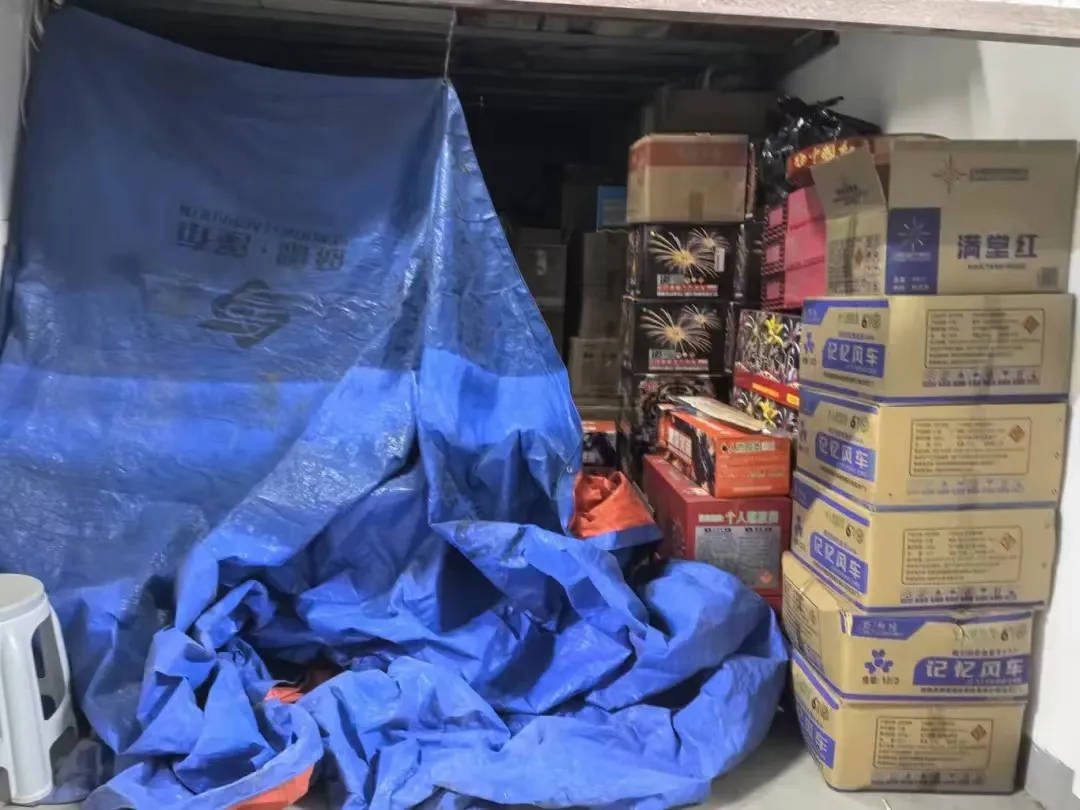 杭州郑某家中突然被抓!465箱<strong></p>
<p>币金网</strong>,密密麻麻……