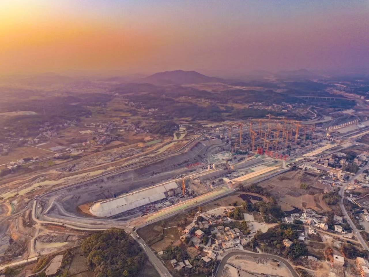 广西争夺“流量”:不止造运河<strong></p>
<p>币金网</strong>,还造跨海大桥