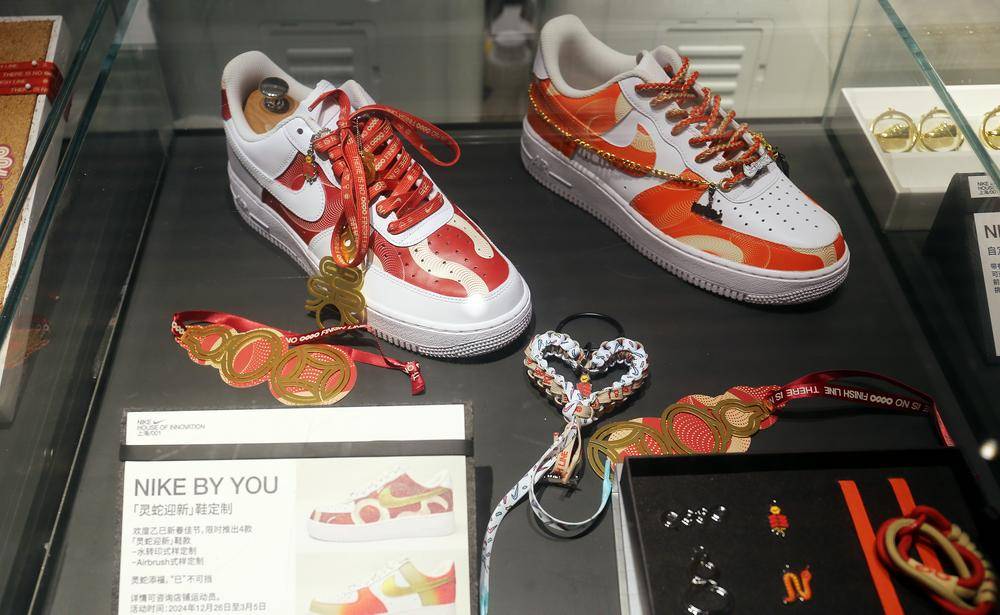 “蛇年限定”来了！顾客排长队抢生肖款，鞋服品牌找到新流量秘码