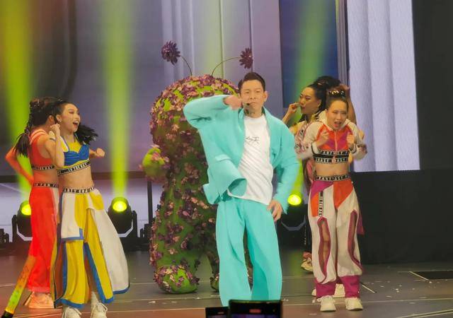 刘德华演唱会实录：表演滑跪失败，甄子丹舒淇任达华台下蹦迪