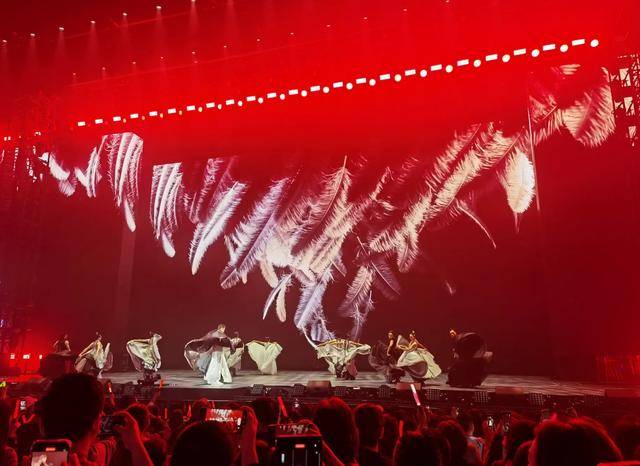 刘德华演唱会实录:表演滑跪失败<strong></p>
<p>币圈新秀</strong>,甄子丹舒淇任达华台下蹦迪