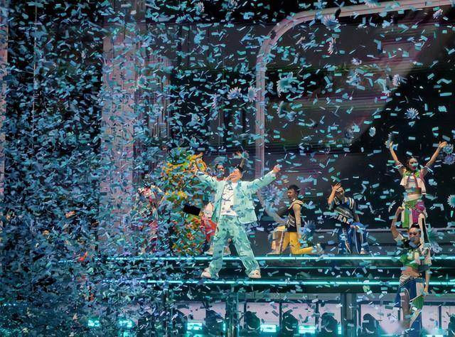 刘德华演唱会实录:表演滑跪失败<strong></p>
<p>币圈新秀</strong>,甄子丹舒淇任达华台下蹦迪