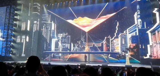 刘德华演唱会实录:表演滑跪失败<strong></p>
<p>币圈新秀</strong>,甄子丹舒淇任达华台下蹦迪