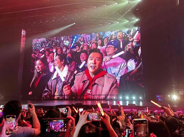 刘德华演唱会实录:表演滑跪失败<strong></p>
<p>币圈新秀</strong>,甄子丹舒淇任达华台下蹦迪