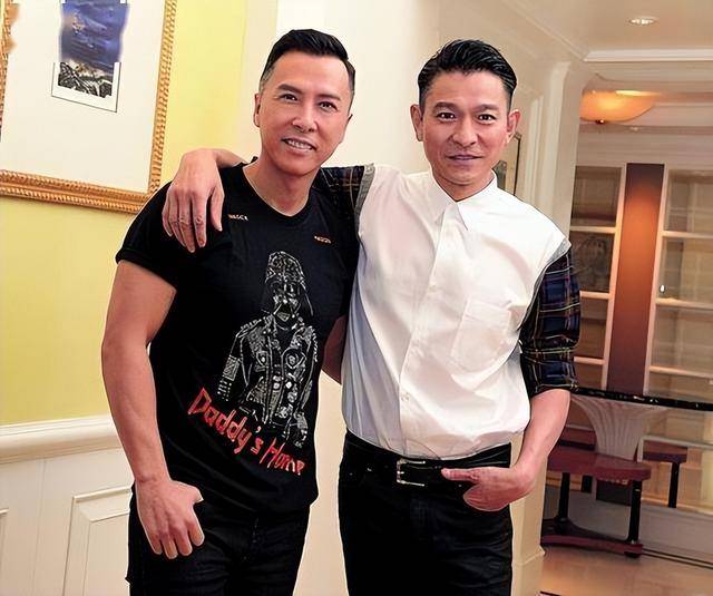 刘德华演唱会实录:表演滑跪失败<strong></p>
<p>币圈新秀</strong>,甄子丹舒淇任达华台下蹦迪