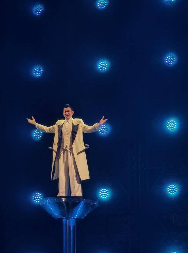 刘德华演唱会实录:表演滑跪失败<strong></p>
<p>币圈新秀</strong>,甄子丹舒淇任达华台下蹦迪