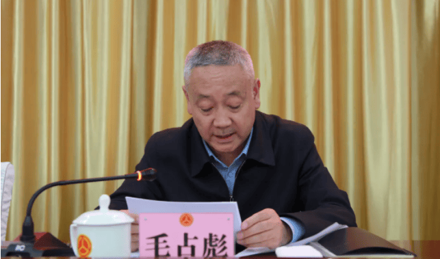 厅长毛占彪<strong></p>
<p>币圈新秀</strong>，长期出入量身定制的“会所”，大肆吃喝、接受娱乐活动安排