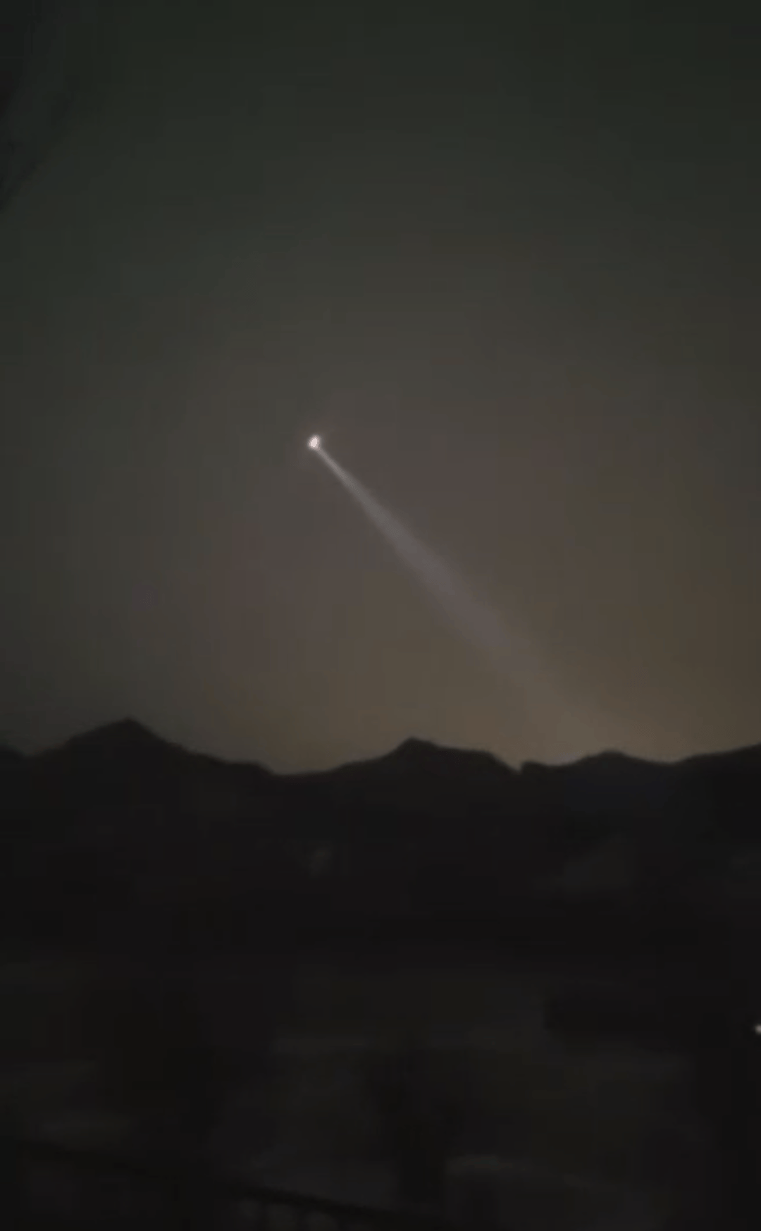 河北承德三人冰面落水<strong></p>
<p>玩币圈</strong>,官方:一名孩子已脱困,还有2人正搜救