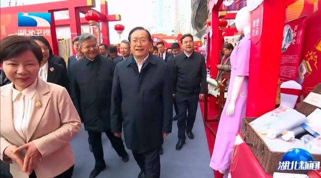 湖北省委书记、省长和商务部副部长一同逛市集<strong></p>
<p>支点币圈</strong>,有一个大背景