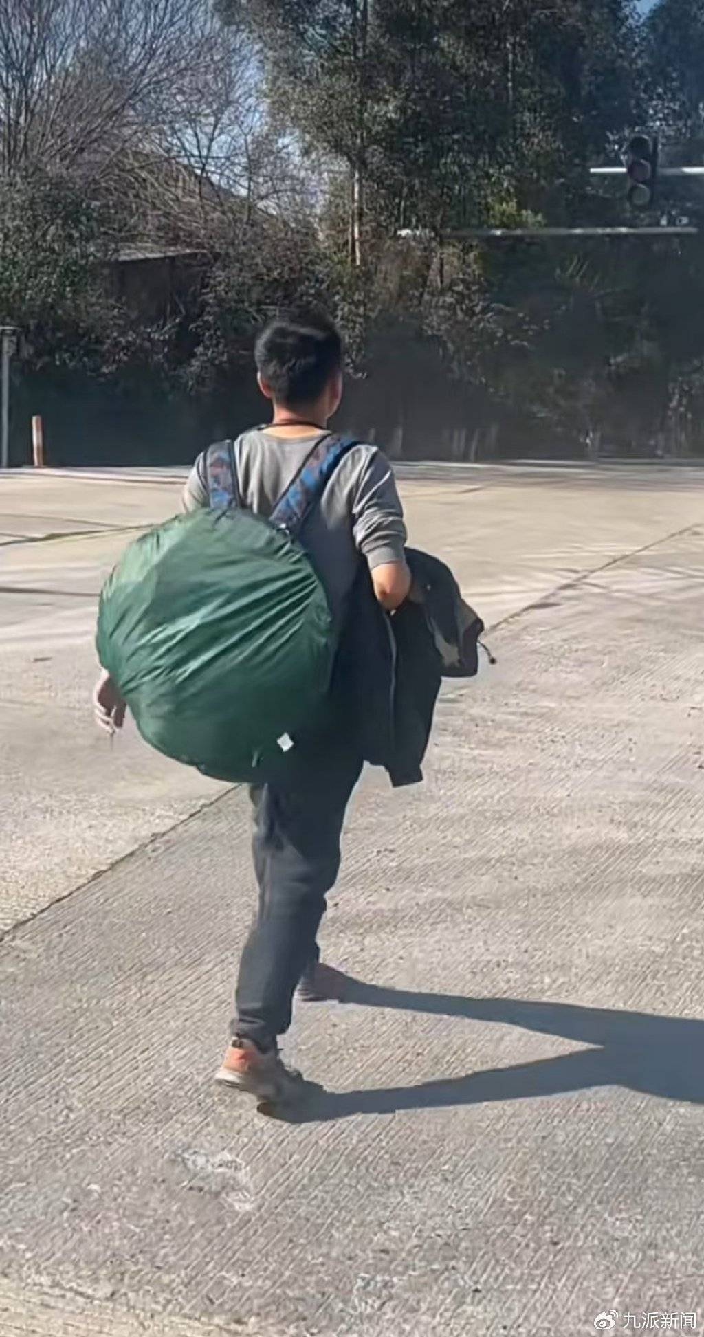 小伙从深圳步行650km回衡阳过年:不算“没苦硬吃”<strong></p>
<p>支点币圈</strong>,预计第16天到家