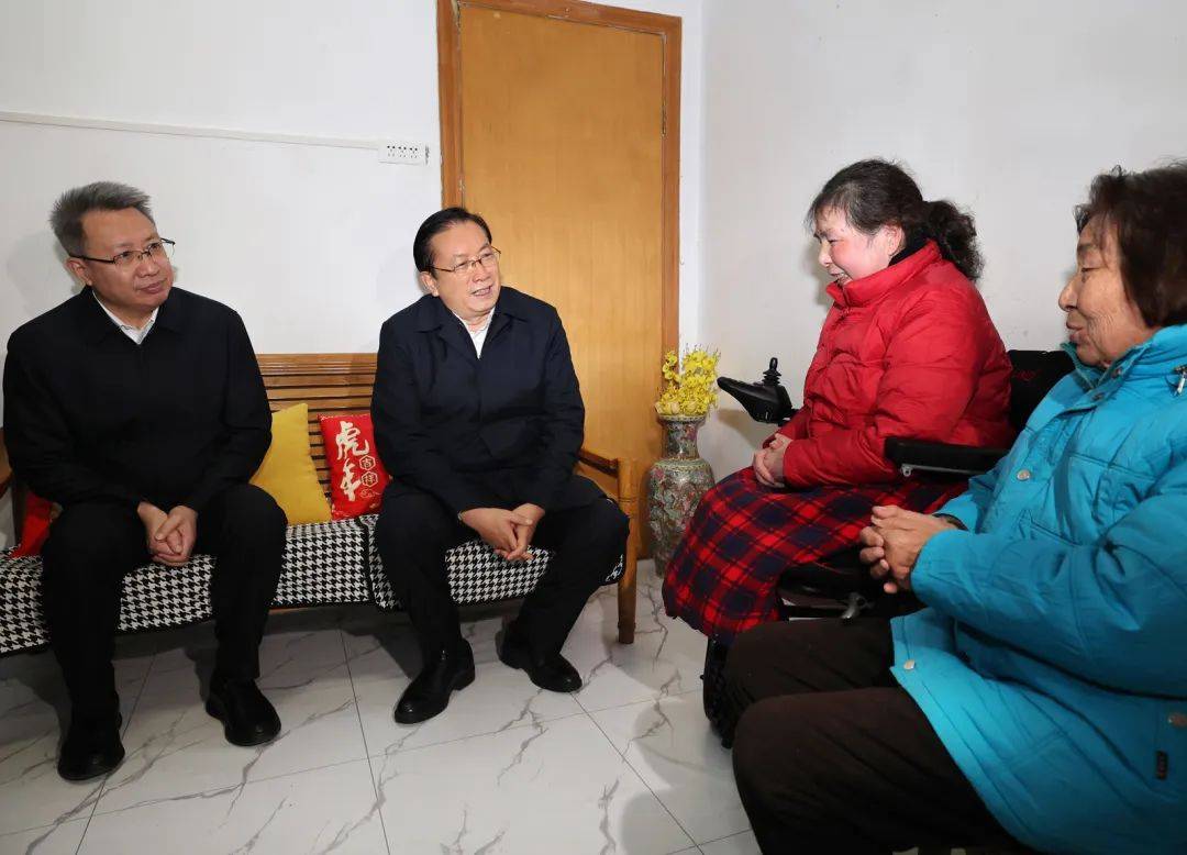 王忠林李殿勋等省领导走访慰问困难党员、烈属代表和困难群众