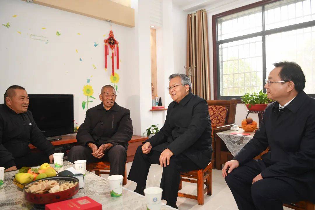 王忠林李殿勋等省领导走访慰问困难党员、烈属代表和困难群众