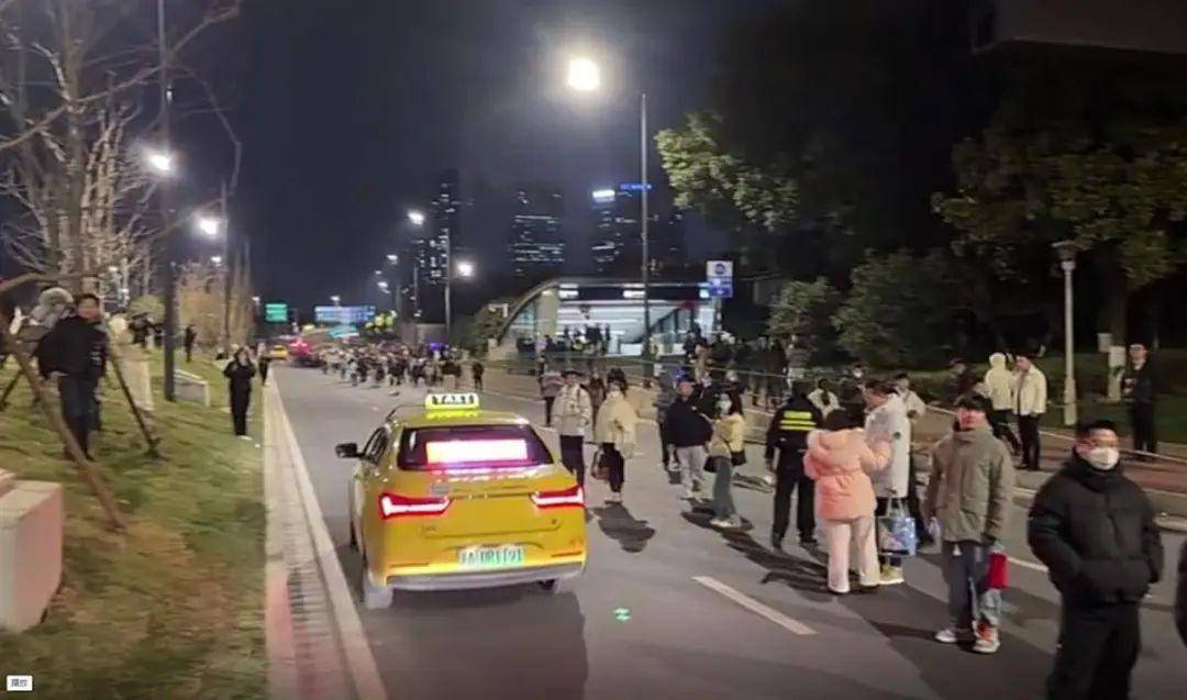 南京地铁突发故障致大量乘客滞留<strong></p>
<p>炒币线视频讲解</strong>,官方:正抢修,已安排接驳车