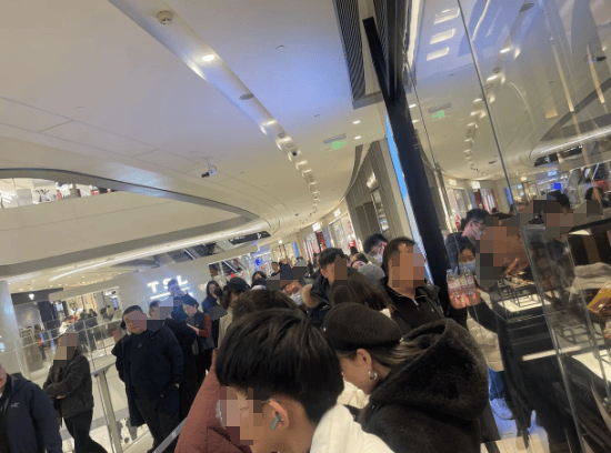 金价突破860元/克<strong></p>
<p>炒币线视频讲解</strong>,有人跨城买:排了好长的队,下手晚了就抢光