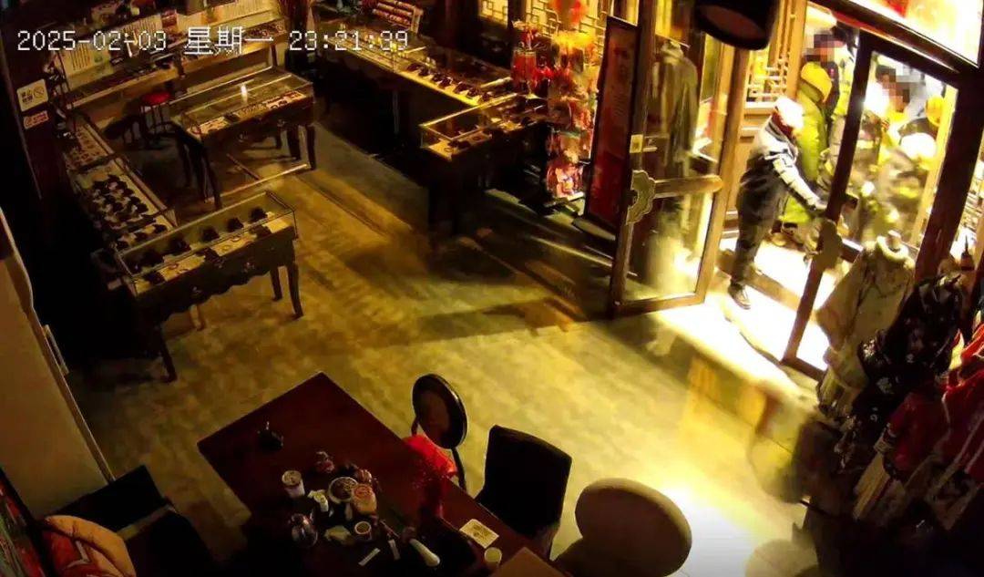 店铺因未按要求彻夜亮灯被撬锁开灯<strong></p>
<p>炒币线视频讲解</strong>,官方回应