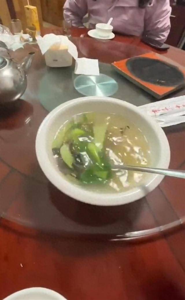 庐山一餐馆“清寡汤”要价68元?老板:汤里用的野生石耳很贵<strong></p>
<p>炒币线视频讲解</strong>,明码标价没有宰客