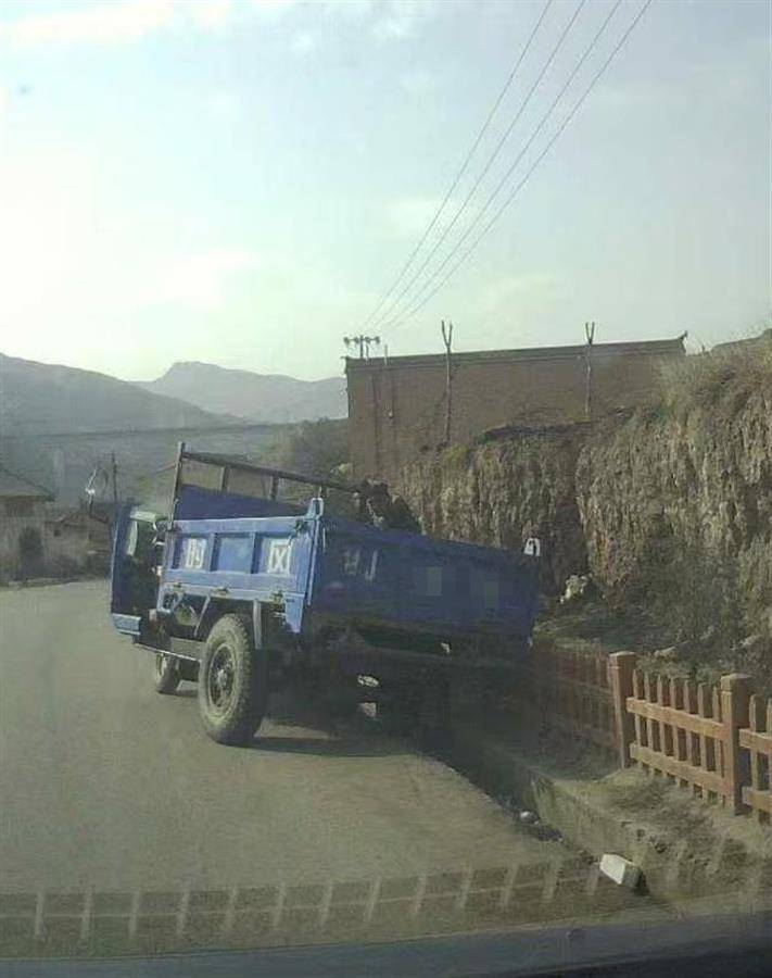 警车把农用车“别进”沟里<strong></p>
<p>炒币群</strong>,三个问题需要澄清