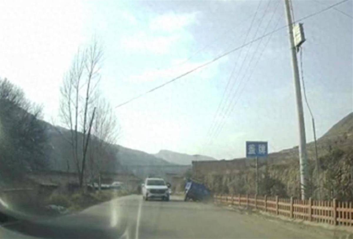 警车把农用车“别进”沟里<strong></p>
<p>炒币群</strong>,三个问题需要澄清