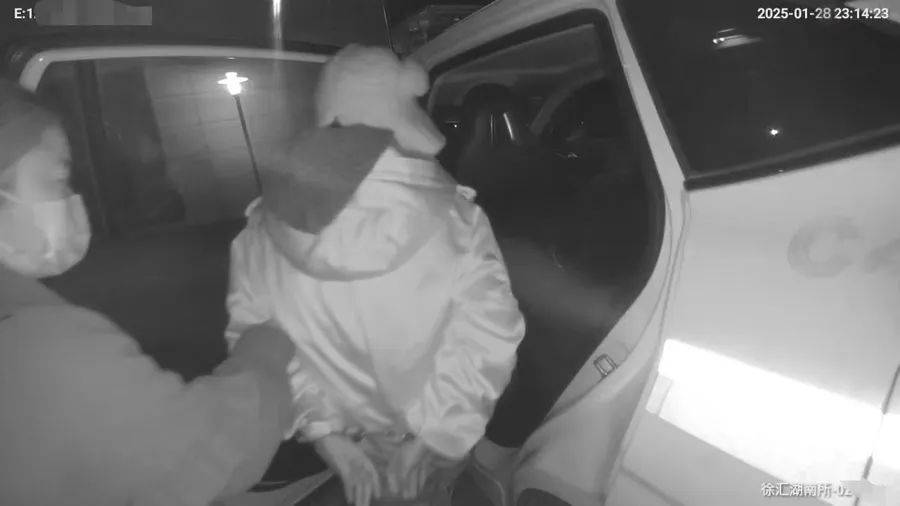 上海一家政阿姨上岗3天就说发烧乏力<strong></p>
<p>炒币群</strong>,匆忙回家工资都没要!果然有蹊跷