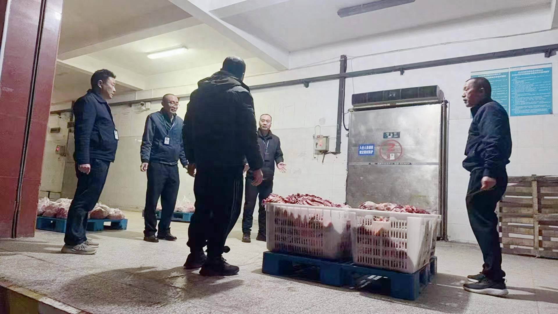 给活牛插管注水每头增重80斤!四川荣县警方破获一起售卖注水牛肉案<strong></p>
<p>炒币必备书籍</strong>,5人被抓