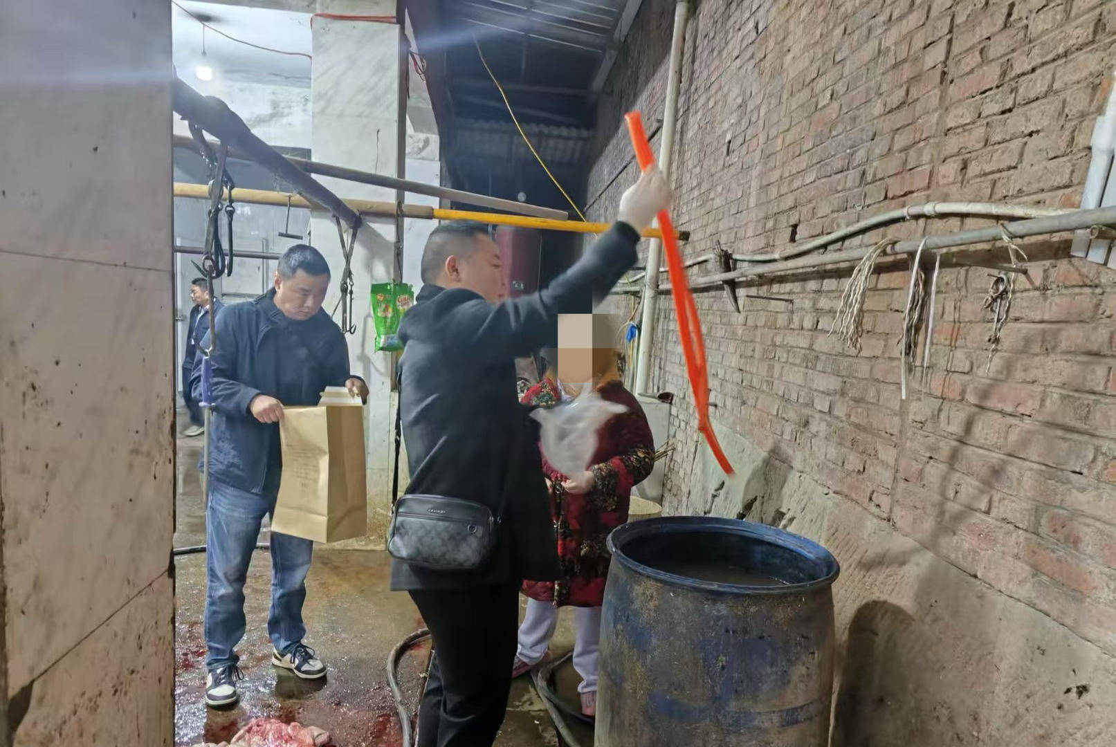 给活牛插管注水每头增重80斤!四川荣县警方破获一起售卖注水牛肉案<strong></p>
<p>炒币必备书籍</strong>,5人被抓