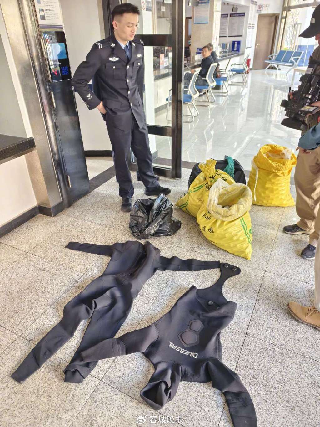 3人穿潜水服偷捞高尔夫球<strong></p>
<p>炒币必备书籍</strong>，警方用时4小时人赃并获