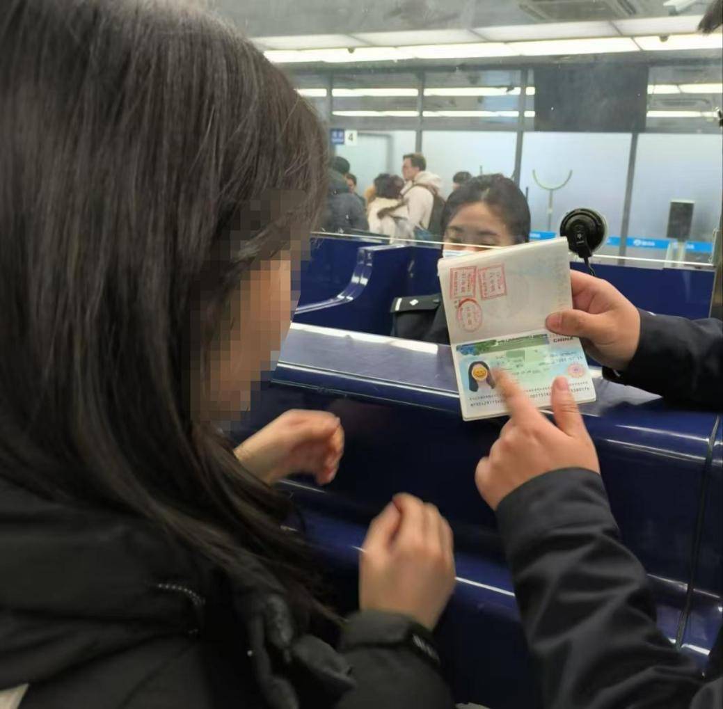 别因“颜值”误大事！用贴纸遮挡护照照片<strong></p>
<p>兔兔币</strong>，或被拒绝入境