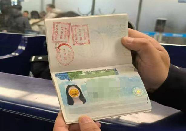 别因“颜值”误大事！用贴纸遮挡护照照片<strong></p>
<p>兔兔币</strong>，或被拒绝入境