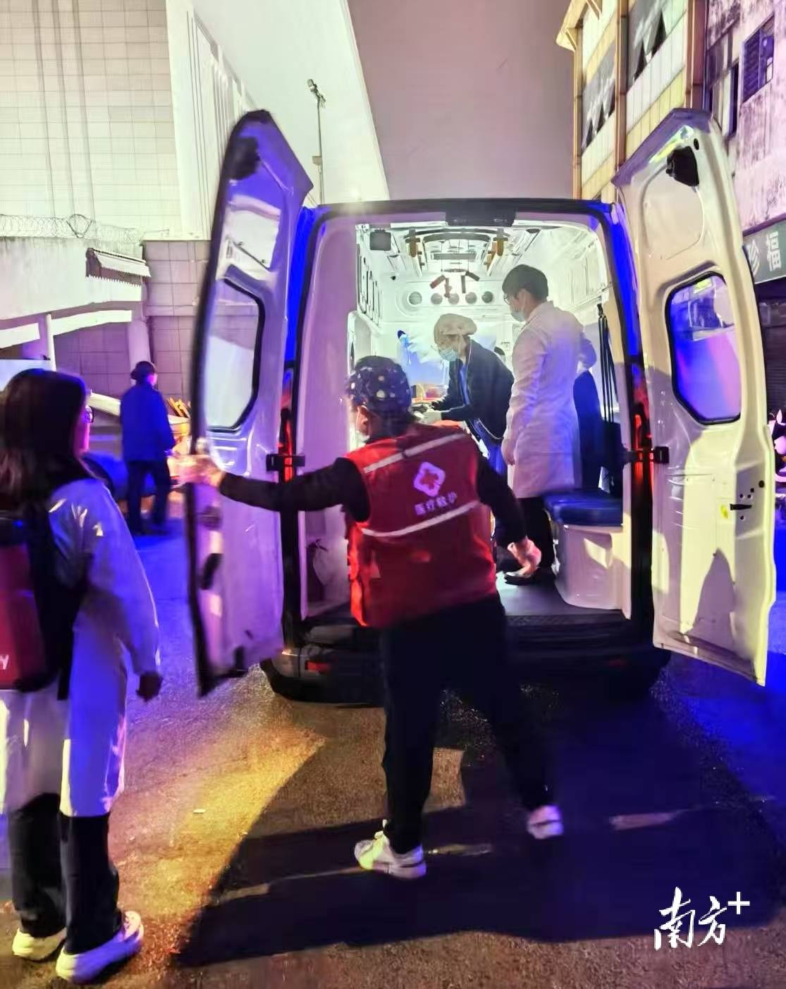 “先救命<strong></p>
<p>币圈94</strong>,责任我们担!”东莞东站一旅客突发心脏骤停