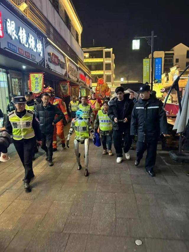 售价10万~65万<strong></p>
<p>币圈94</strong>，销售一空！谁在抢购人形机器人