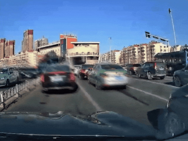 青岛一出租车当街爆炸玻璃横飞 商户：车1分钟被火焰吞没