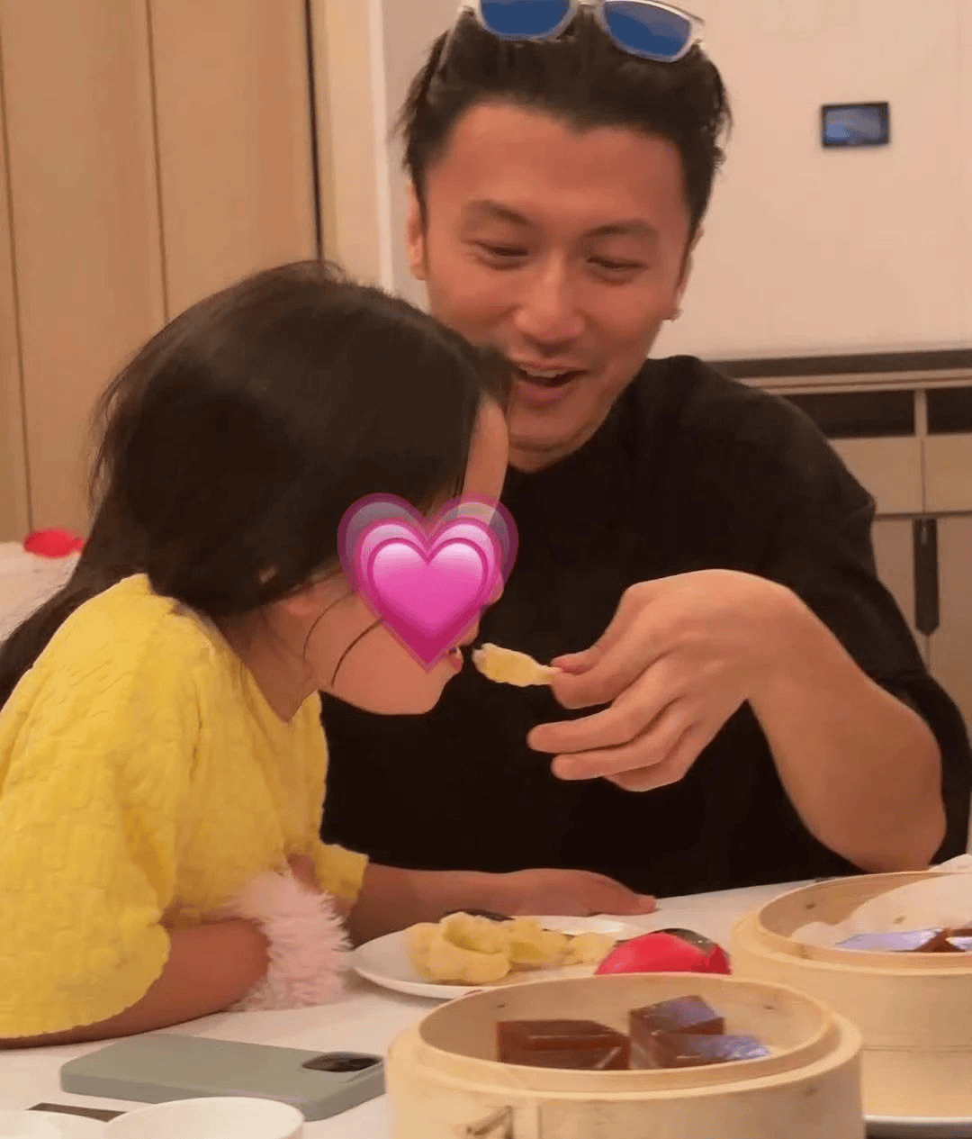 谢婷婷携谢霆锋晒一家五口合照<strong></p>
<p>yenten币</strong>,89岁谢贤与前妻狄波拉罕见同框