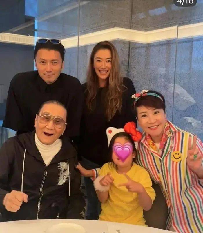 谢婷婷携谢霆锋晒一家五口合照<strong></p>
<p>yenten币</strong>,89岁谢贤与前妻狄波拉罕见同框