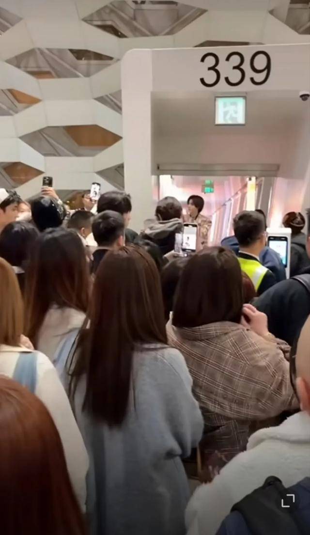 偶像男团插队登机<strong></p>
<p>yenten币</strong>,深圳机场致歉