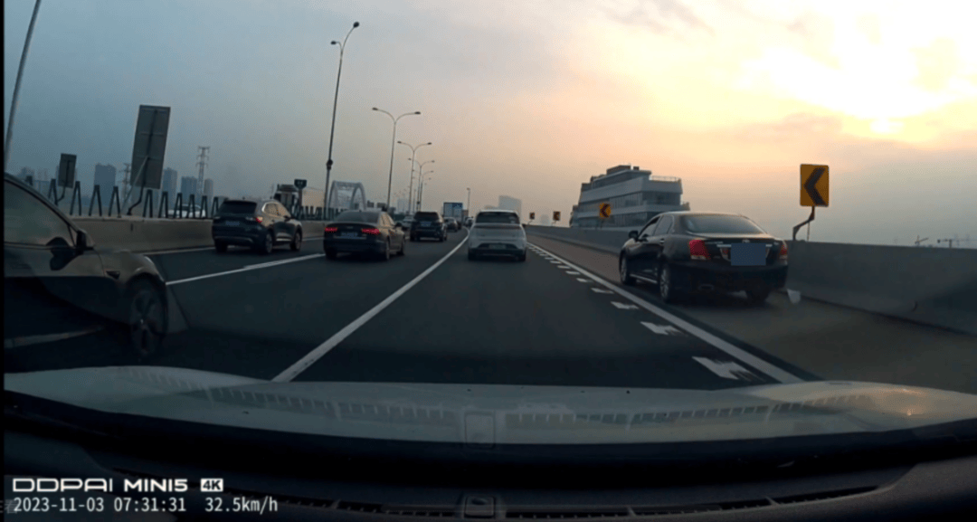 “不服气”总有车辆占应急道<strong></p>
<p>yenten币</strong>?广州“野生摄像头”一年举报违章2277起|封面头条