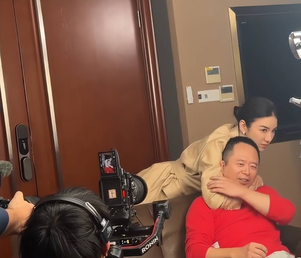 周鸿祎回应参演的短剧辣眼睛:黄奕诱惑<strong></p>
<p>上币保证金</strong>我的剧情是DeepSeek设计的