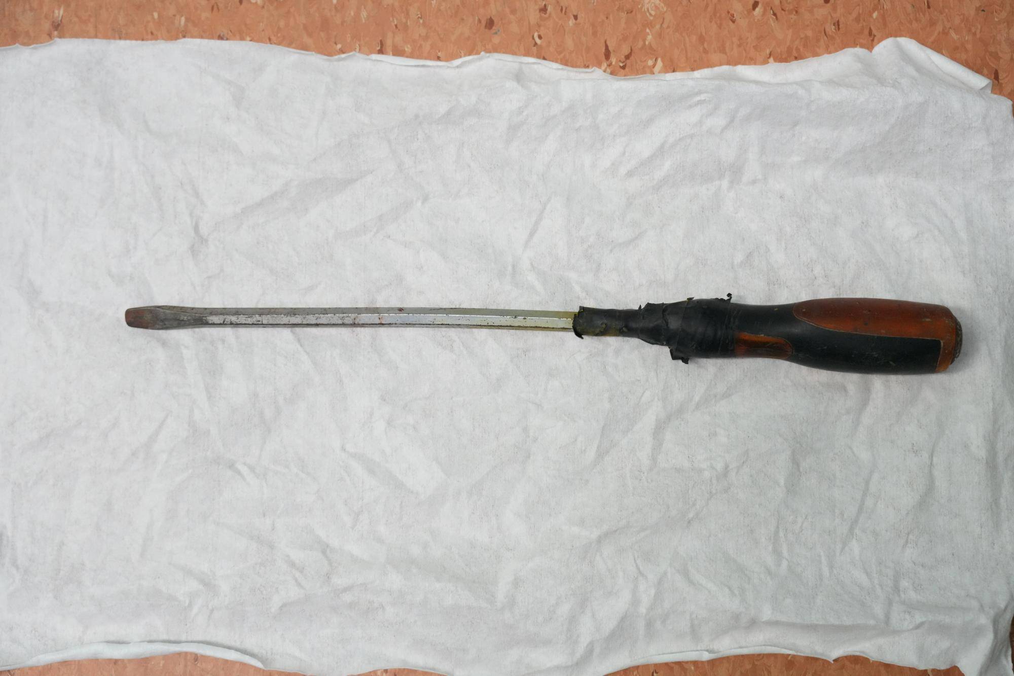 20米高空掉落螺丝刀直插男子胸腔<strong></p>
<p>上币保证金</strong>!医生:不要自行拔除