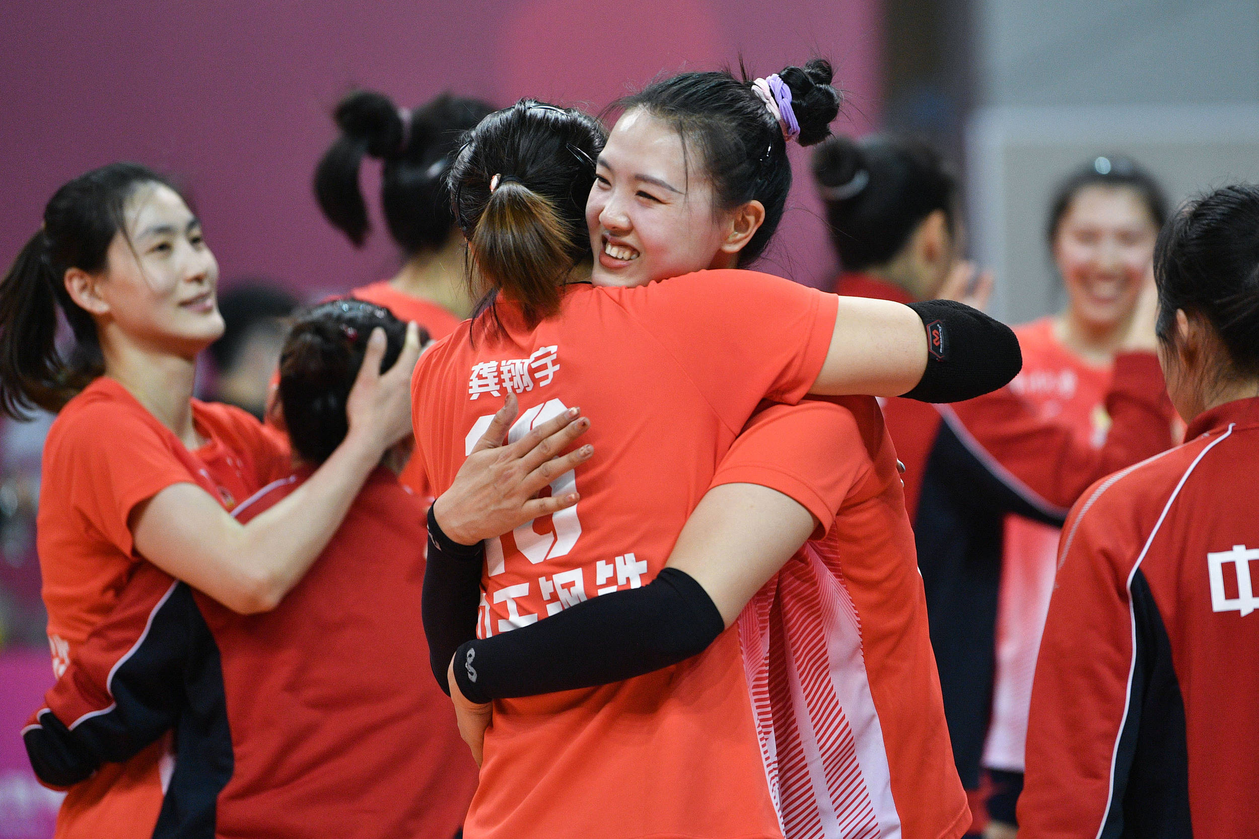 深一度｜老将张常宁<strong></p>
<p>重庆炒币群</strong>，排球征途迎风而上