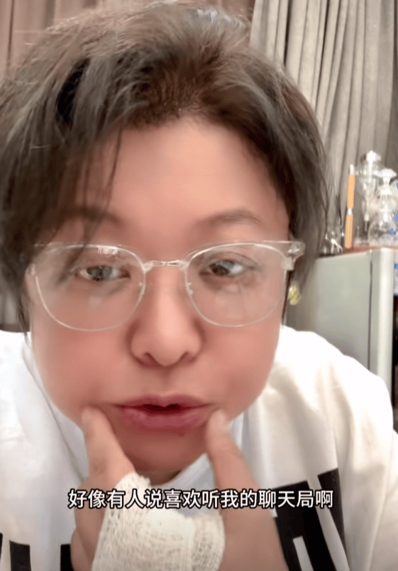 瘦到认不出!53岁韩红补牙缝<strong></p>
<p>百岁币</strong>,此前透露正为巡演做准备