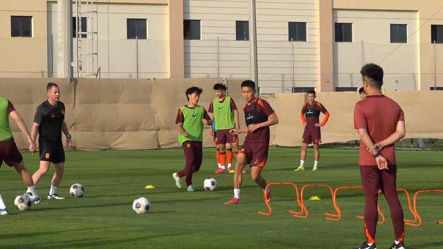 国足迪拜集训冲刺世预赛 伊万招新考察年轻球员强化战术