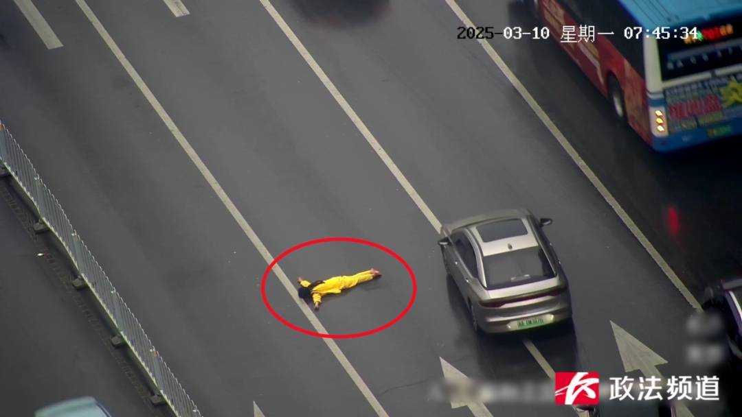 女子在车流中穿行<strong></p>
<p>ft币价格</strong>，看见交警后竟直接跳到他身上