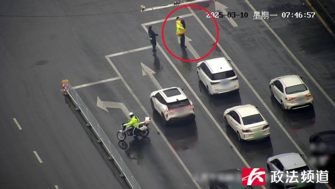 女子在车流中穿行<strong></p>
<p>ft币价格</strong>，看见交警后竟直接跳到他身上