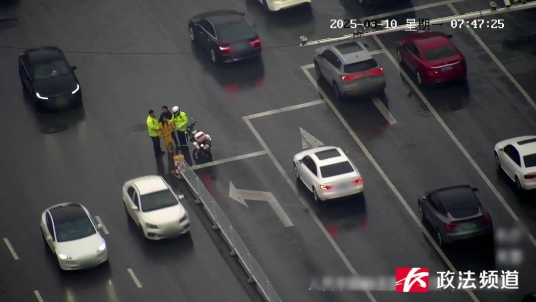 女子在车流中穿行<strong></p>
<p>ft币价格</strong>，看见交警后竟直接跳到他身上