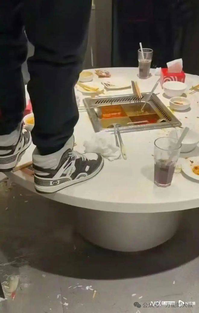 “魔童尿海”大反转<strong></p>
<p>币圈生存指南</strong>！海底捞被抵制错在太“滥情”