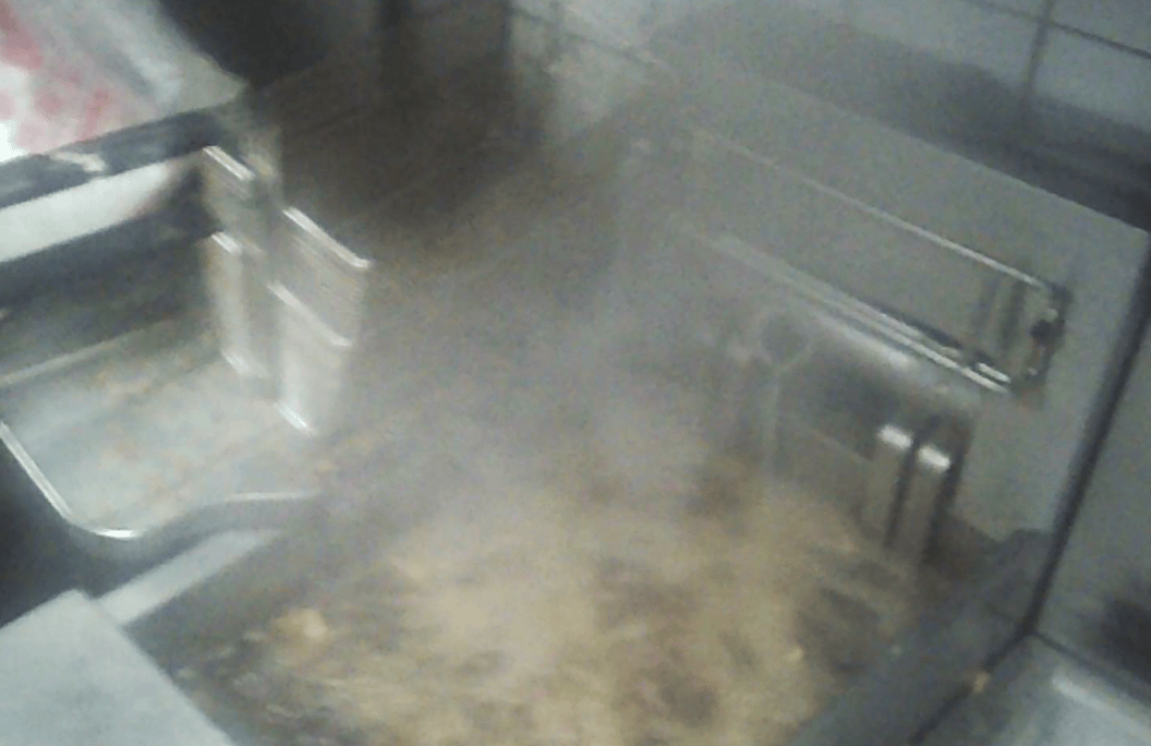 卧底华莱士两家门店:过期食材换签续命<strong></p>
<p>币币交易网站</strong>,炸油酸价超标易引腹泻