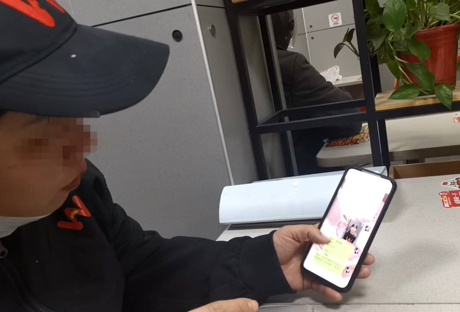 卧底华莱士两家门店:过期食材换签续命<strong></p>
<p>币币交易网站</strong>,炸油酸价超标易引腹泻