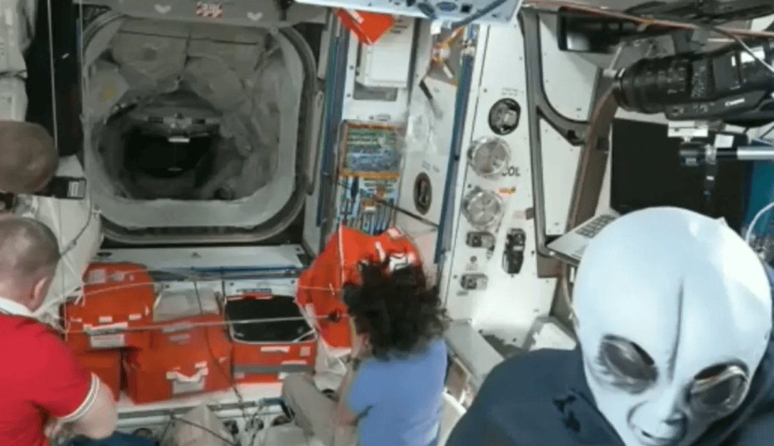 轻松一刻:接回滞留美宇航员飞船抵达太空 俄宇航员戴外星人面具迎接