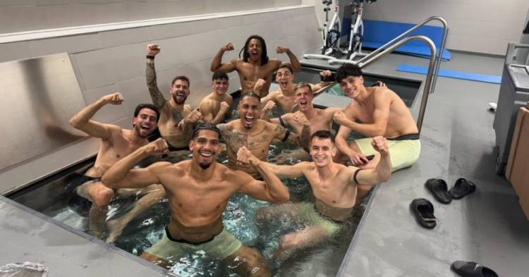 阿斯:巴萨客场逆转马竞后<strong></p>
<p>币币交易网站</strong>,球员们在客队休息室的按摩浴缸里庆祝