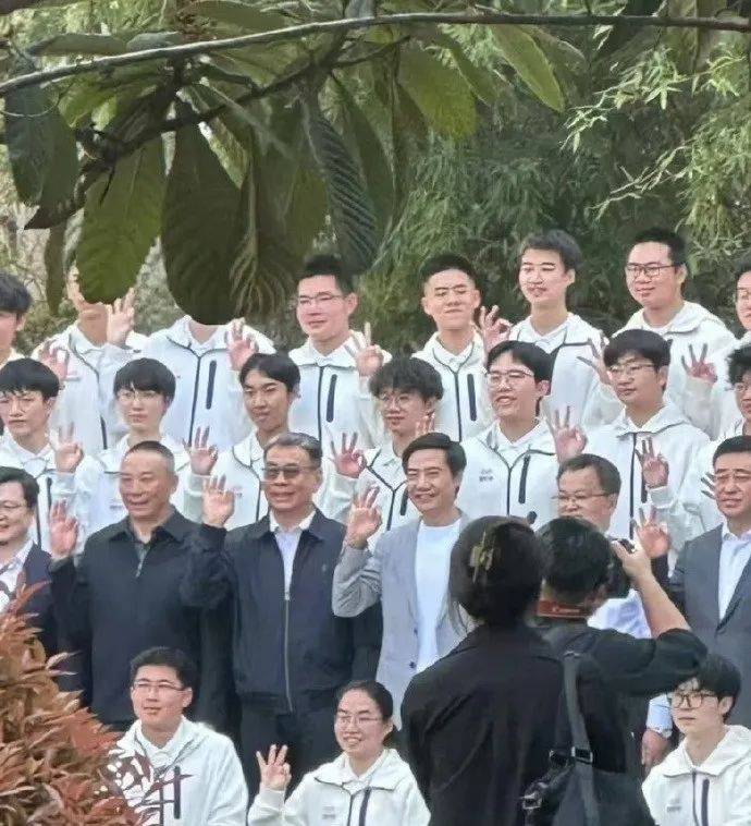 雷军回应如何保持好身材:英语不好已经让母校“蒙羞”<strong></p>
<p>币果</strong>,不能再形象欠佳